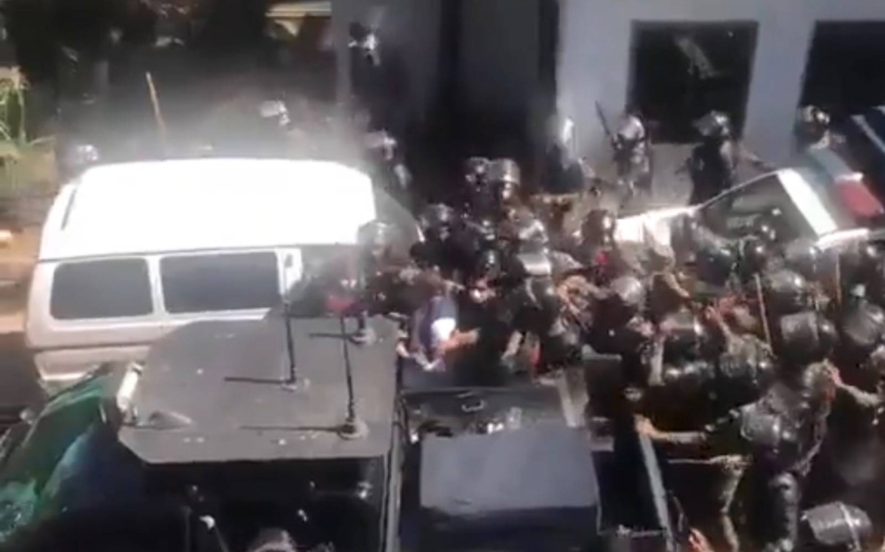 شاهد.. لحظة  القبض على رئيس وزراء باكستان السابق عمران خان