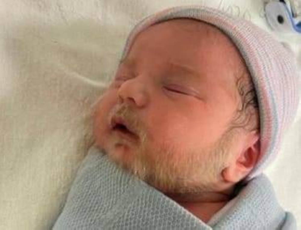 شاهد.. صورة لطفل رضيع بلحية بيضاء تثير جدلا واسعا