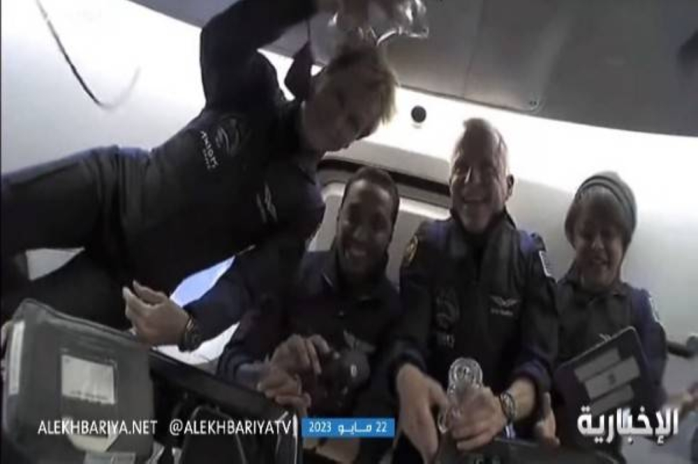 "بالابتسامة والقبلات".. شاهد: تحية ريانة برناوي وعلي القرني من الفضاء