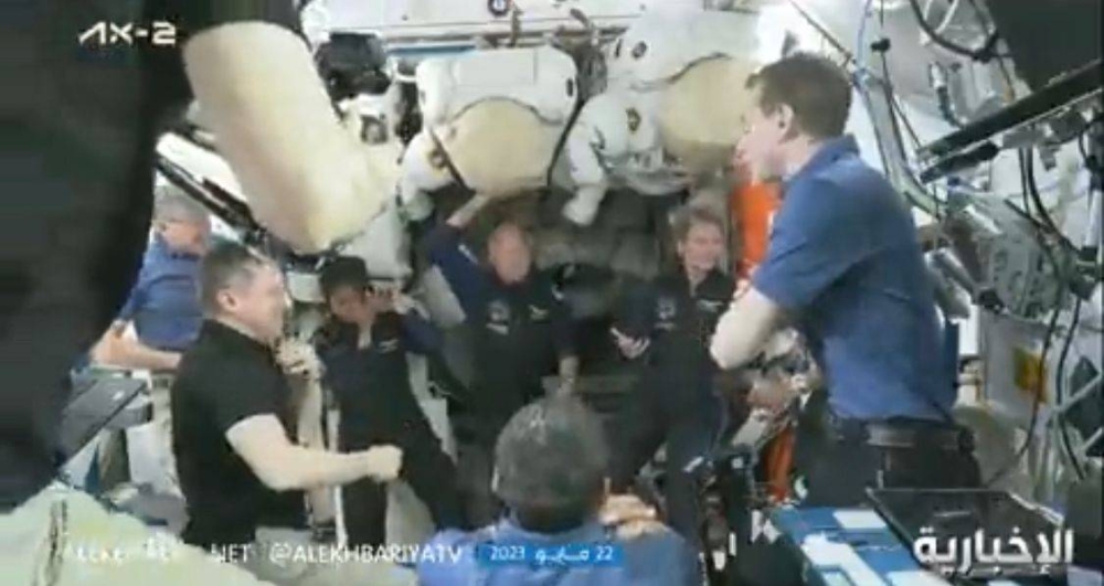 شاهد..  «القرني وريانة» داخل المحطة الدولية يجتمعون مع رواد الفضاء الآخرين