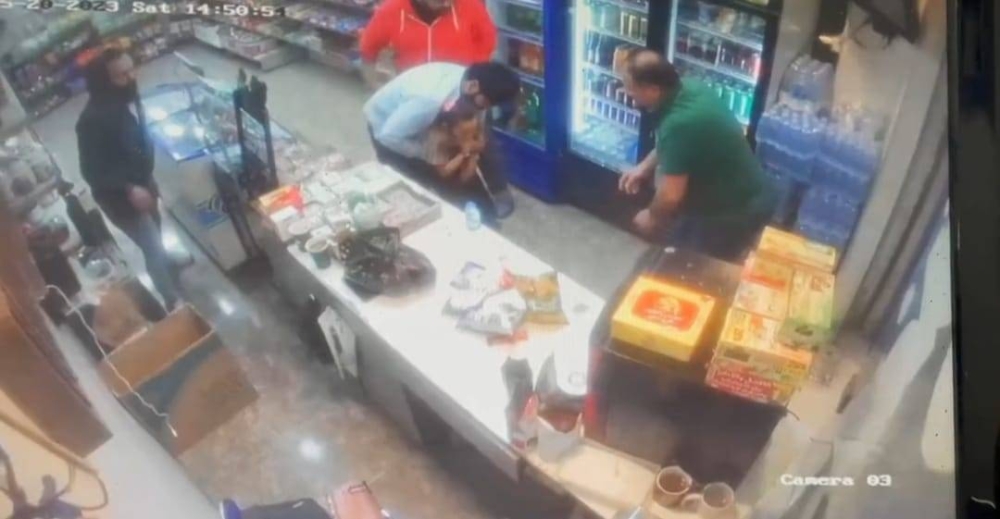 طفلة تبتلع غطاء زجاجة مياه داخل محل بالأردن.. شاهد: طبيب كويتي ينقذها في اللحظات الأخيرة