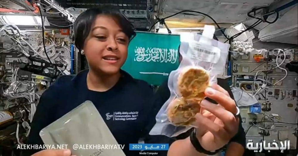 شاهد.  ‎ريانة برناوي تجيب على سؤال: "ماذا يأكل رواد الفضاء؟"