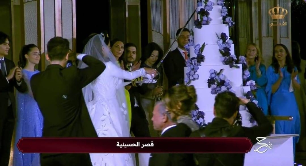 شاهد.. لحظة قيام ولي عهد الأردن وزوجته رجوة آل سيف بتقطيع "كعكة" حفل زفافهما