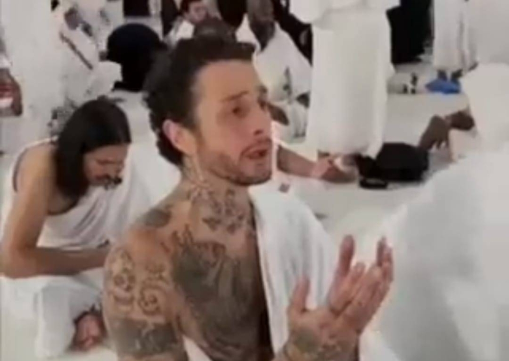 الوشوم تغطي جسده.. شاهد.. الفنان أحمد الفيشاوي يؤدي مناسك العمرة عن والده