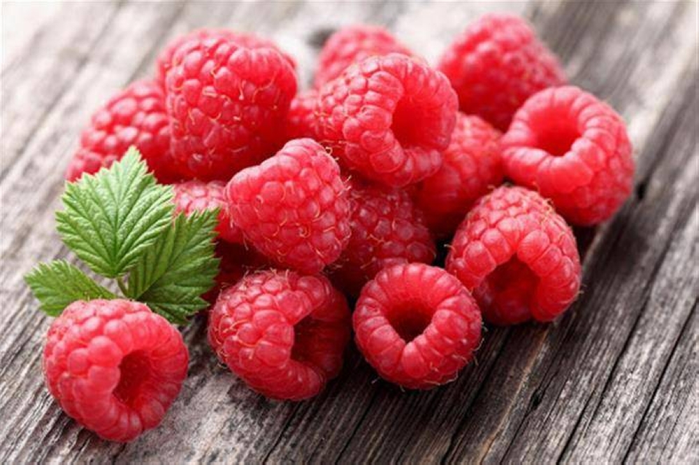 هذا ما يحدث لجسمك عند تناول التوت الأحمر يومياً !