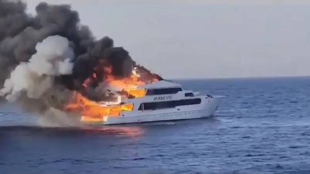 كشف سبب انفجار اليخت السياحي في البحر الأحمر.. وسر تصاعد الدخان حتى الآن