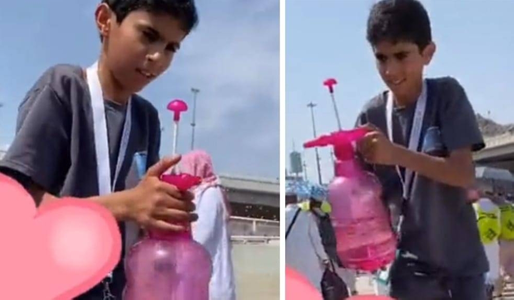 "أنا مو محتاج".. شاهد: ردة فعل طفل متطوع في الحج عندما عرضت عليه سيدة المال