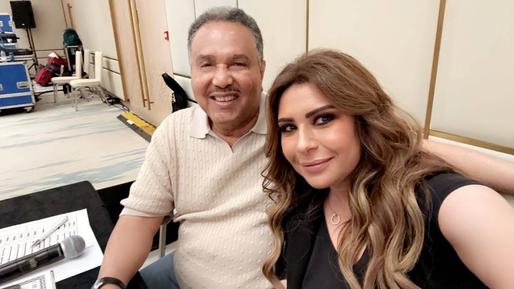 شاهد .. ردة فعل محمد عبده على سؤال المذيعة سارة دندراوي "من يصور أحسن أنا ولا أنت ؟ "