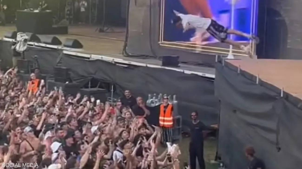 توقع  أن يمسكوا به .. شاهد:  شاب يقفز من مسرح على الجمهور أثناء حفل غنائي ويسقط على الأرض