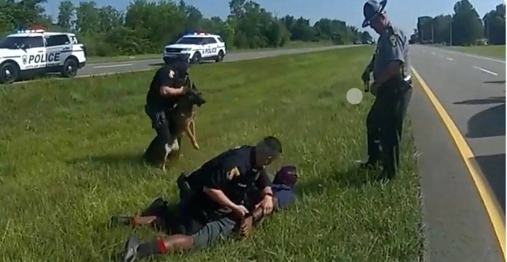 شاهد: شرطي أمريكي يطلق كلبه البوليسي على شخص من أصول أفريقية