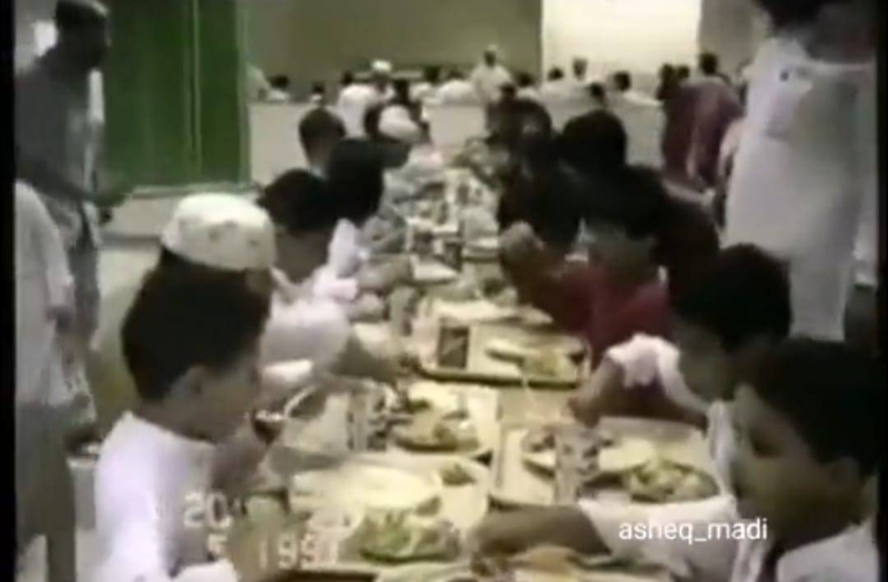 شاهد.. فيديو نادر لطلاب قبل 32 عاما أثناء  الفسحة داخل مدرسة بالرياض