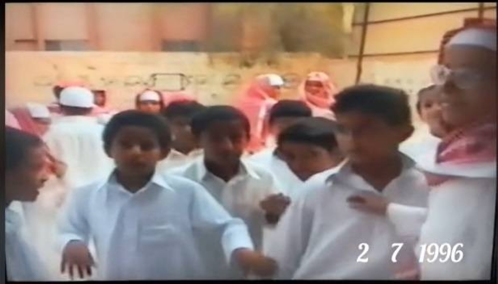 شاهد .. فيديو نادر لطلاب متخرجين من مدرسة مصعب بن عمير الابتدائية بالرياض قبل 27 عاما