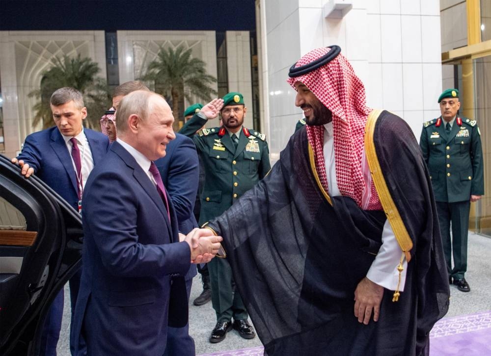‏شاهد: .. ولي العهد أثناء استقبال الرئيس ⁧‫بوتين :"نورت الرياض"