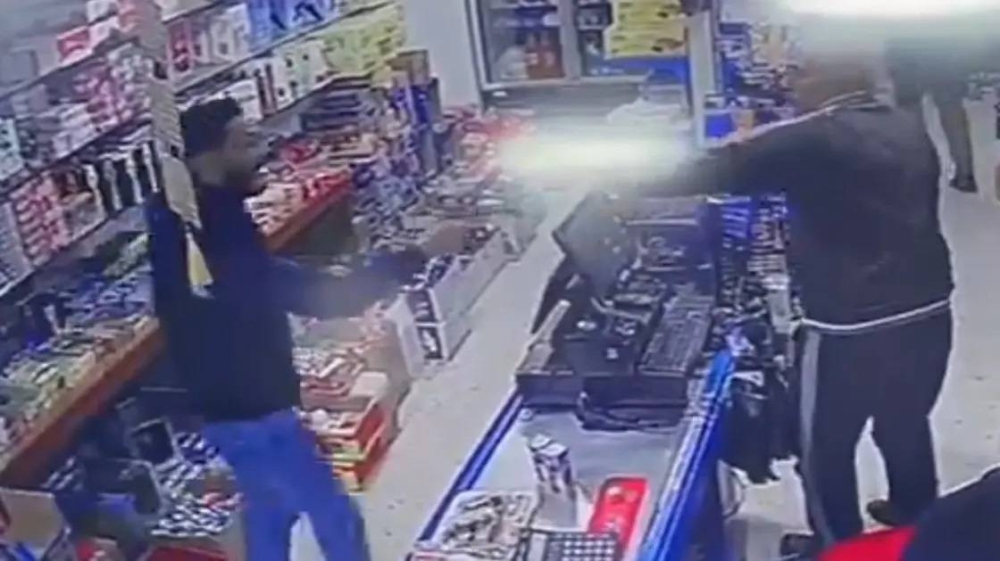 شاهد: فيديو يوثق لحظة ارتكاب جريمة قتل مسن داخل بقالة  بالأردن