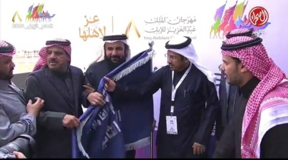 شاهد .. لحظة تسلم" خالد اللغيصم " لبيرق المركز الثاني في شوط شلفا ولي العهد