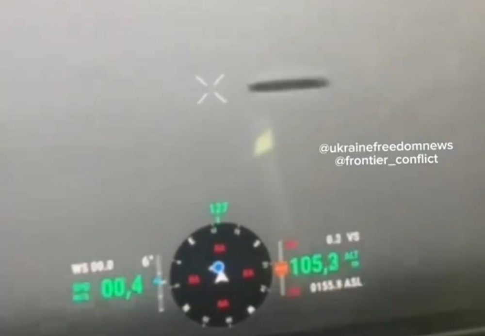 شاهد.. جندي أوكراني يوثق ظهور جسم مجهول يحلق فوق منطقة متنازع عليها مع روسيا