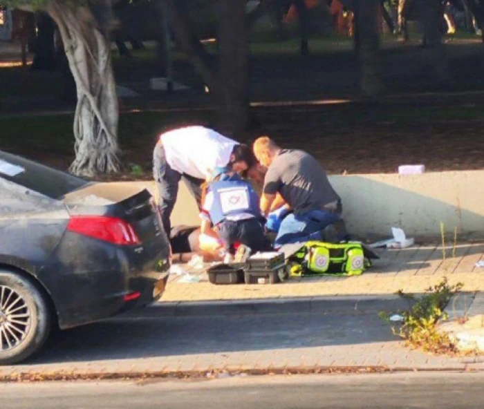 شاهد: مقتل إسرائيلية وجرح 3 آخرين في عملية طعن في جنوب تل أبيب  والشرطة تقتل المنفذ