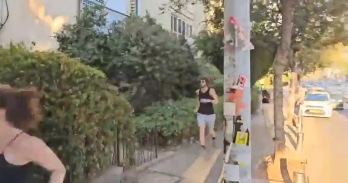 شاهد: لحظة هروب إسرائيليين ودخولهم الملاجئ في تل أبيب بعد إطلاق صاروخ باليستي من اليمن و دوي صفارات الإنذار