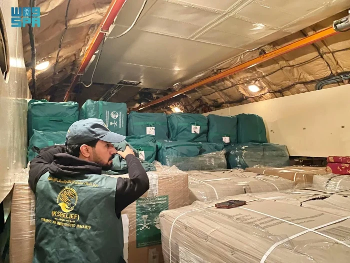 شاهد.. لقطات من الطائرة الإغاثية الثالثة عشرة ضمن الجسر الجوي السعودي لمساعدة الشعب اللبناني