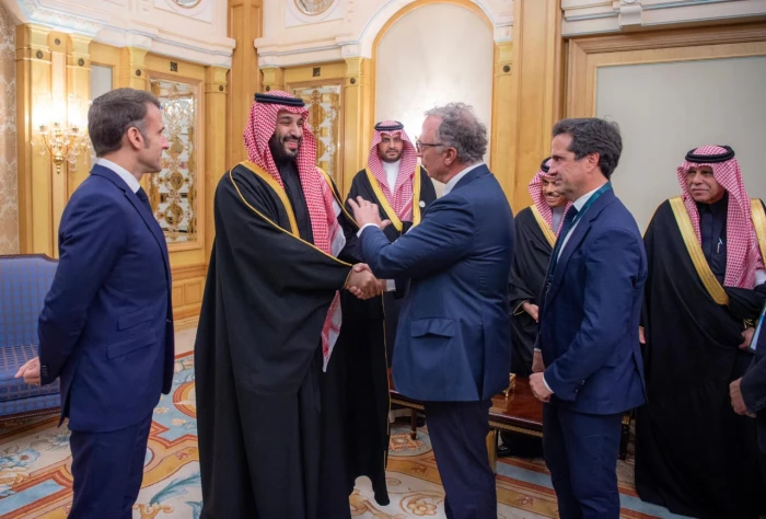 بالصور: ولي العهد يلتقي الرئيس الفرنسي ومجموعة من كبار رؤساء الشركات الفرنسية في الرياض