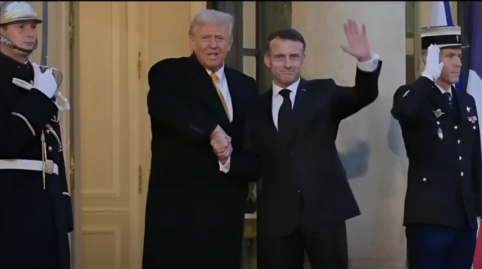شاهد.. مصافحة ترامب لماكرون في أول زيارة دولية له منذ فوزه بالانتخابات  تثير تفاعلا واسعا