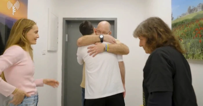 شاهد.. لحظة لقاء الرهائن الإسرائيليين بعائلتهم بعد وصولهم إلى إسرائيل