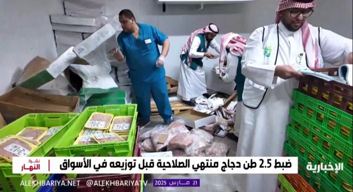 شاهد.. ضبط عمالة مخالفة حولوا "استراحة" إلى وكر للغش بمنتجات الدواجن في الرياض