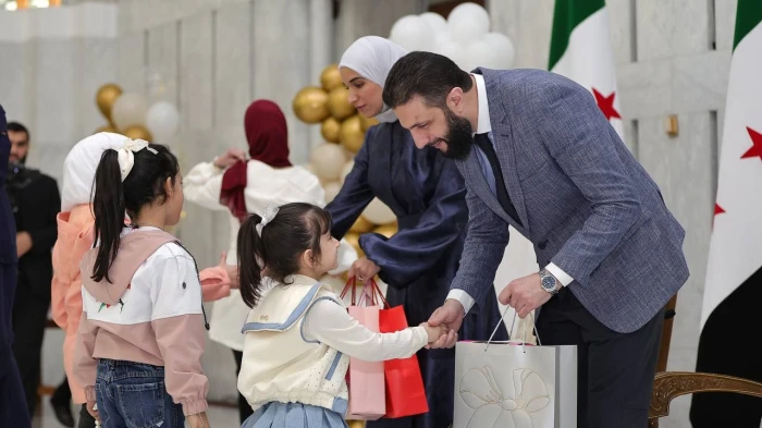 شاهد.. الرئيس السوري أحمد الشرع وزوجته في باحات قصر الشعب يشاركان  أطفال يتامى فرحتهم بعيد الفطر  ‏