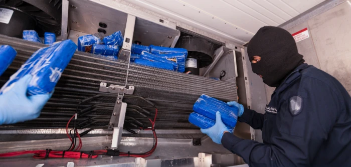 شاهد:  لحظة إحباط  تهريب أكثر من 46 كيلوجرام من "الكوكايين" مُخبأة في إرسالية “دجاج مجمّد"بميناء جدة