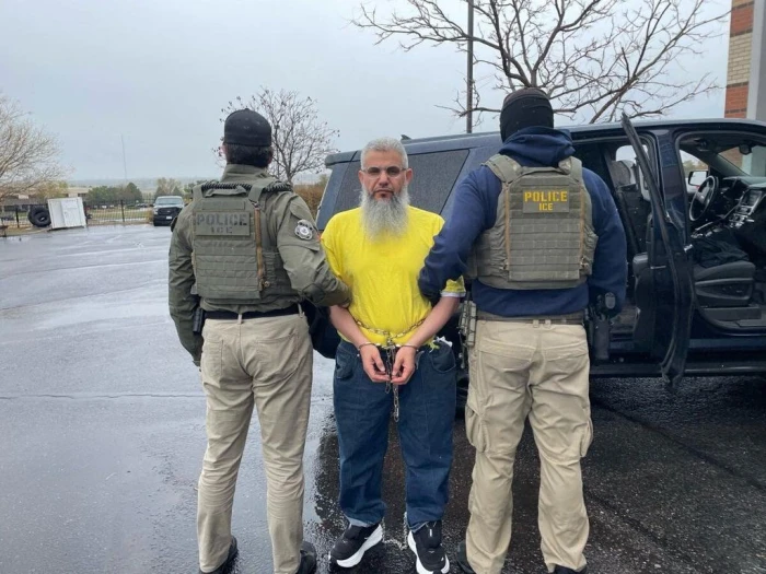 بعد إطلاق سراحه.. شاهد.. أول صورة ل "حميدان التركي" مع شرطة الهجرة قبل ترحيله إلى المملكة