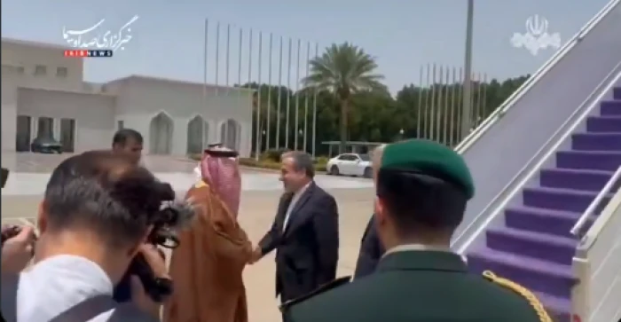 شاهد: لحظة وصول وزير الخارجية الإيراني عباس عراقجي إلى جدة
