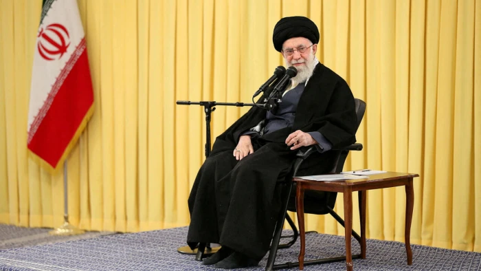 مجلة ذا أتلانتك الأمريكية : نخبة إيرانية تبحث خطة لإبعاد "خامنئي" عن الحكم بهدوء  والتفاوض مع واشنطن