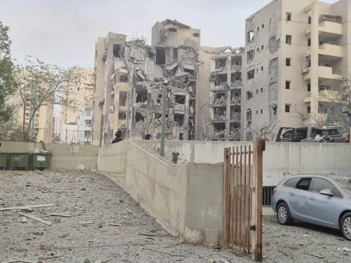 شاهد.. صاروخ باليستي إيراني يصيب مبنى سكني في بئر السبع بجنوب إسرائيل.. وأنباء عن سقوط قتلى ومصابين