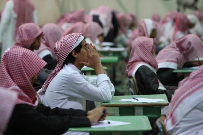 "التعليم" تدرس العودة إلى نظام الفصلين الدراسيين