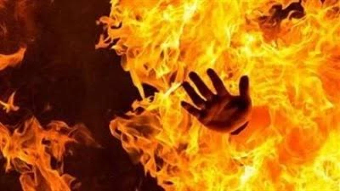 مصري يسكب البنزين على زوجة عمه ويشعل فيها النار.. لسبب غريب!