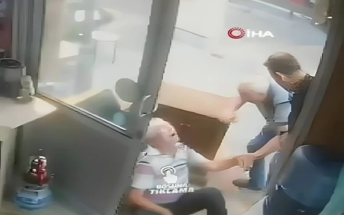 بالفيديو.. سائق أجرة تركي يحاول إنقاذ زميله بعد إصابته بأزمة قلبية مفاجئة.. وبعد لحظات حدث ما لم يخطر على البال
