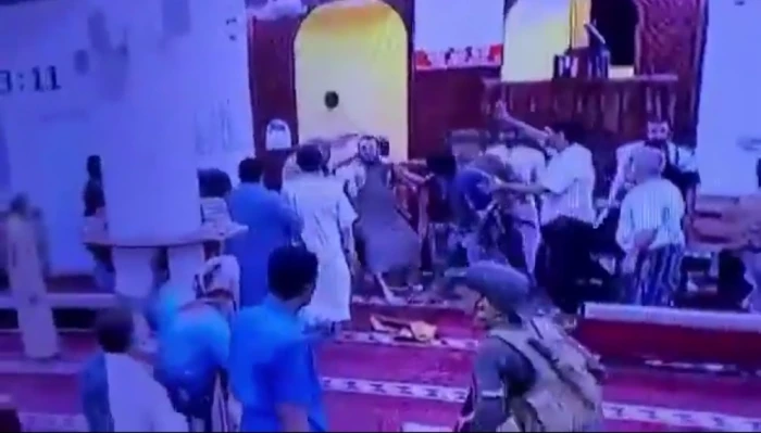 بالفيديو: مسلحون ملثمون يقتحمون مسجداً في عدن ويخطفون الإمام من أمام المصلين