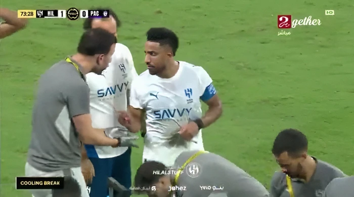 بالفيديو.. نقاش حاد بين سالم الدوسري وأحد أفراد الطاقم الطبي بعد تعرضه للإصابة وخروجه من الملعب بالفيديو.. نقاش حاد بين سالم الدوسري وأحد أفراد الطاقم الطبي بعد تعرضه للإصابة وخروجه من الملعب