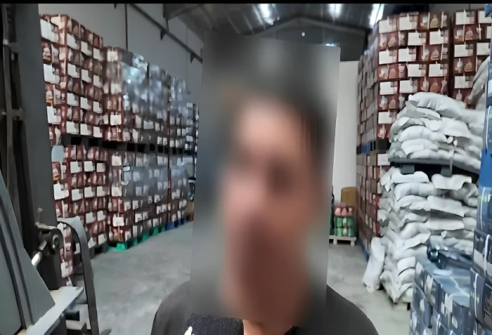 بالفيديو: مستودع بالرياض يحتفظ بأطنان من الأرز منتهي الصلاحية ويعيد بيعه في الأسواق بعد التلاعب بتواريخ الإنتاج بالفيديو: مستودع بالرياض يحتفظ بأطنان من الأرز منتهي الصلاحية ويعيد بيعه في الأسواق بعد التلاعب بتواريخ الإنتاج