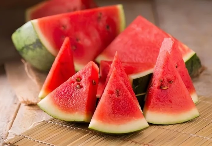 «قد يسبب التسمم».. كشف مخاطر تناول البطيخ دون غسل قشرته الخارجية