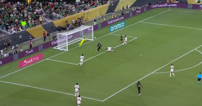 بالفيديو: المكسيك تكسب السعودية 2-0 وتتأهل إلى نصف نهائي الكأس الذهبية بالفيديو: المكسيك تكسب السعودية 2-0 وتتأهل إلى نصف نهائي الكأس الذهبية