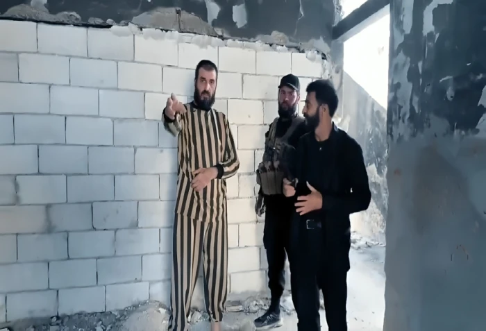 بعد القبض عليه… بالفيديو: أحد شبيحة "بشار الأسد "يعترف بقتل 9 نساء وأطفال في غرفة واحدة وحرق جثامينهم