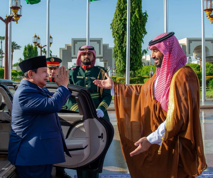 بالصور: ولي العهد يستقبل رئيس إندونيسيا ويقيم له  مراسم استقبال رسمية في قصر السلام بجدة