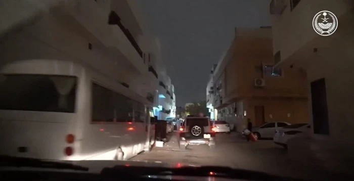 بالصور.. لحظة مداهمة الداخلية أوكار المخدرات في حائل والرياض وضبط شبكة إجرامية من 37 متهما