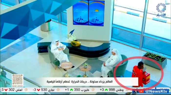 بالفيديو: موقف طريف لمندوب توصيل يعبر أمام الكاميرا أثناء بث مباشر لتلفزيون الكويت