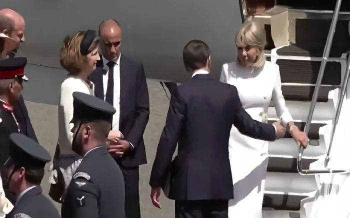 بعد صفعة الوجه.. بالفيديو: ماكرون يتعرض لموقف محرج جديد من زوجته بعد صفعة الوجه.. بالفيديو: ماكرون يتعرض لموقف محرج جديد من زوجته