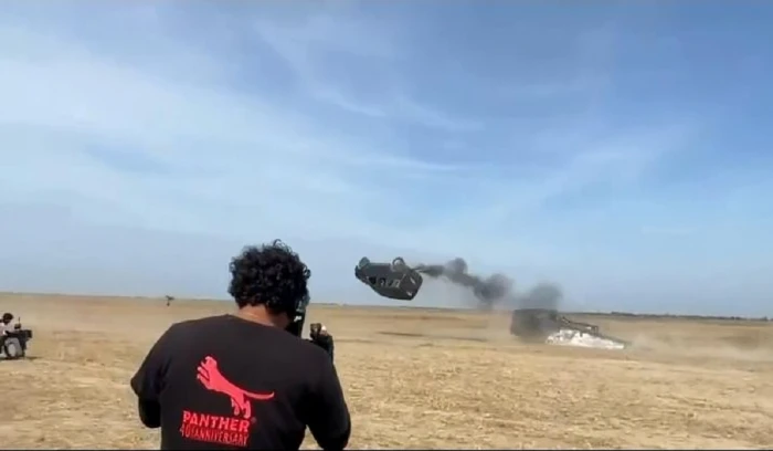 بالفيديو.. لحظة وفاة ممثل هندي شهير بعد انقلاب سيارته أثناء تصوير مشهد سينمائي