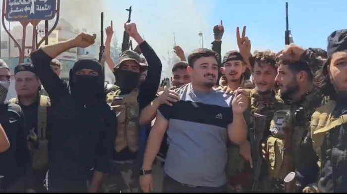 "عاشت سوريا عربية".. بالفيديو.. شاب سوري يوجه رسالة لفلول الميليشيات المسلحة من داخل مدينة السويداء الدرزية