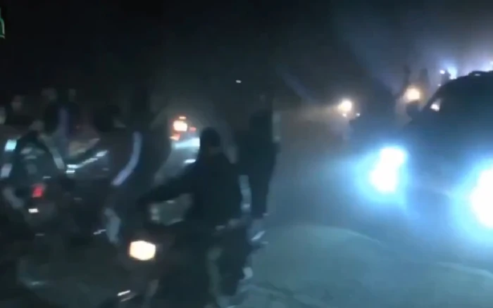 بالفيديو.. مقاتلو عشائر سورية يحررون المئات من  النساء والأطفال بعد اشتباكات مع مسلحين دروز في السويداء