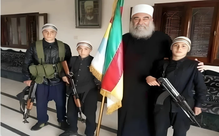صورة متداولة للعميل  الدرزي  "حكمت الهجري" يجند الأطفال للقتال